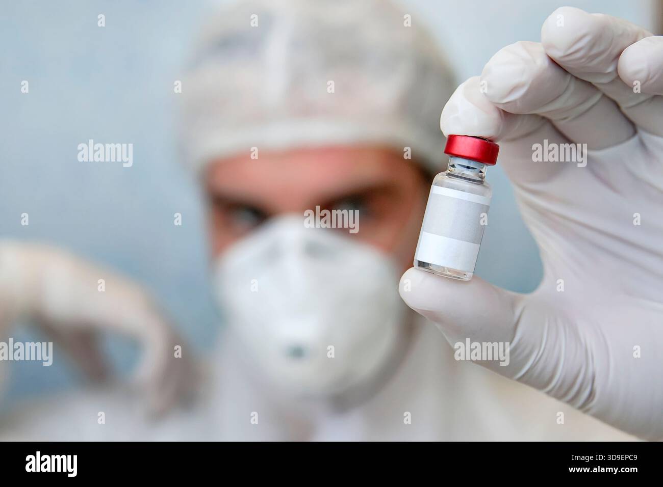 Étiquette vierge pour votre texte et votre dessin sur la bouteille avec le liquide. Développement scientifique des vaccins en laboratoire. Tests de vaccins. Le con Banque D'Images