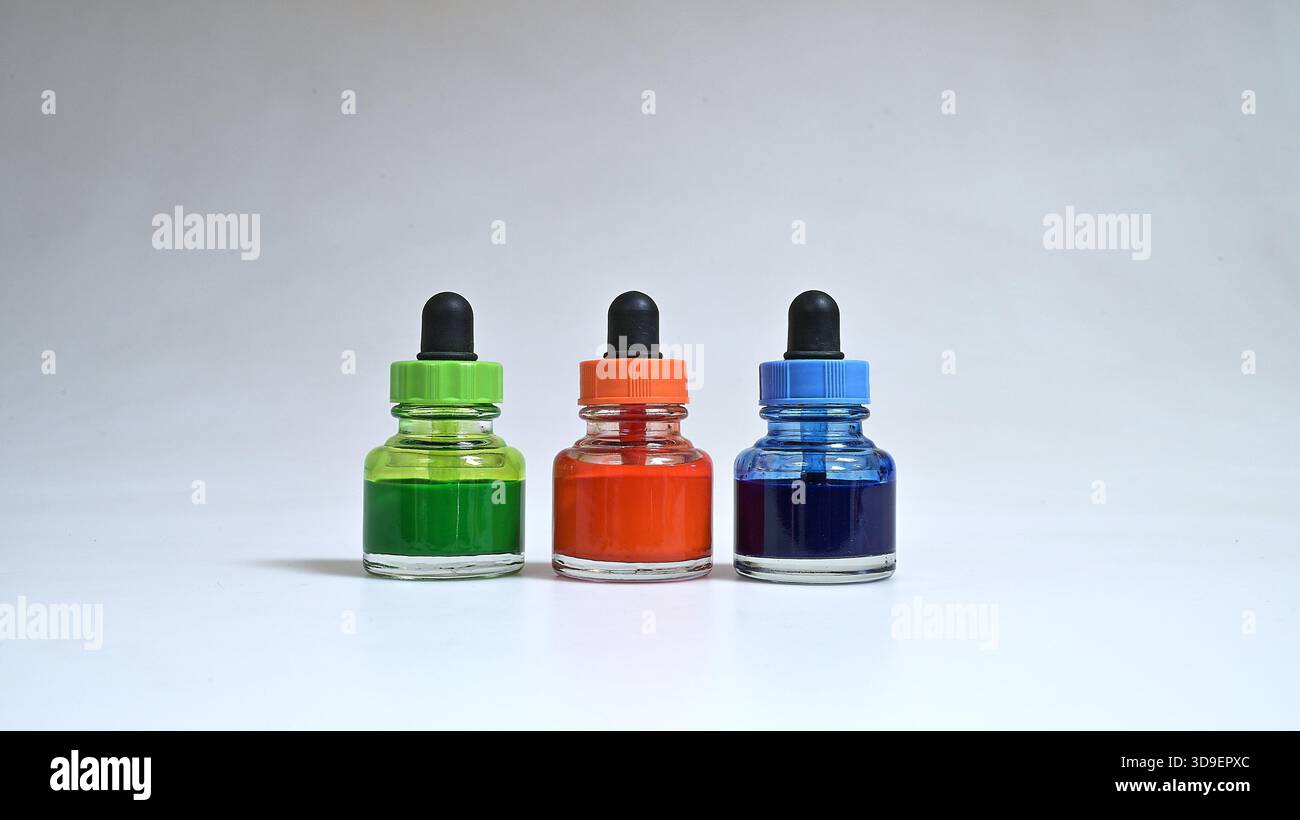Pots de peinture aquarelle RVB. Concept de couleur Banque D'Images