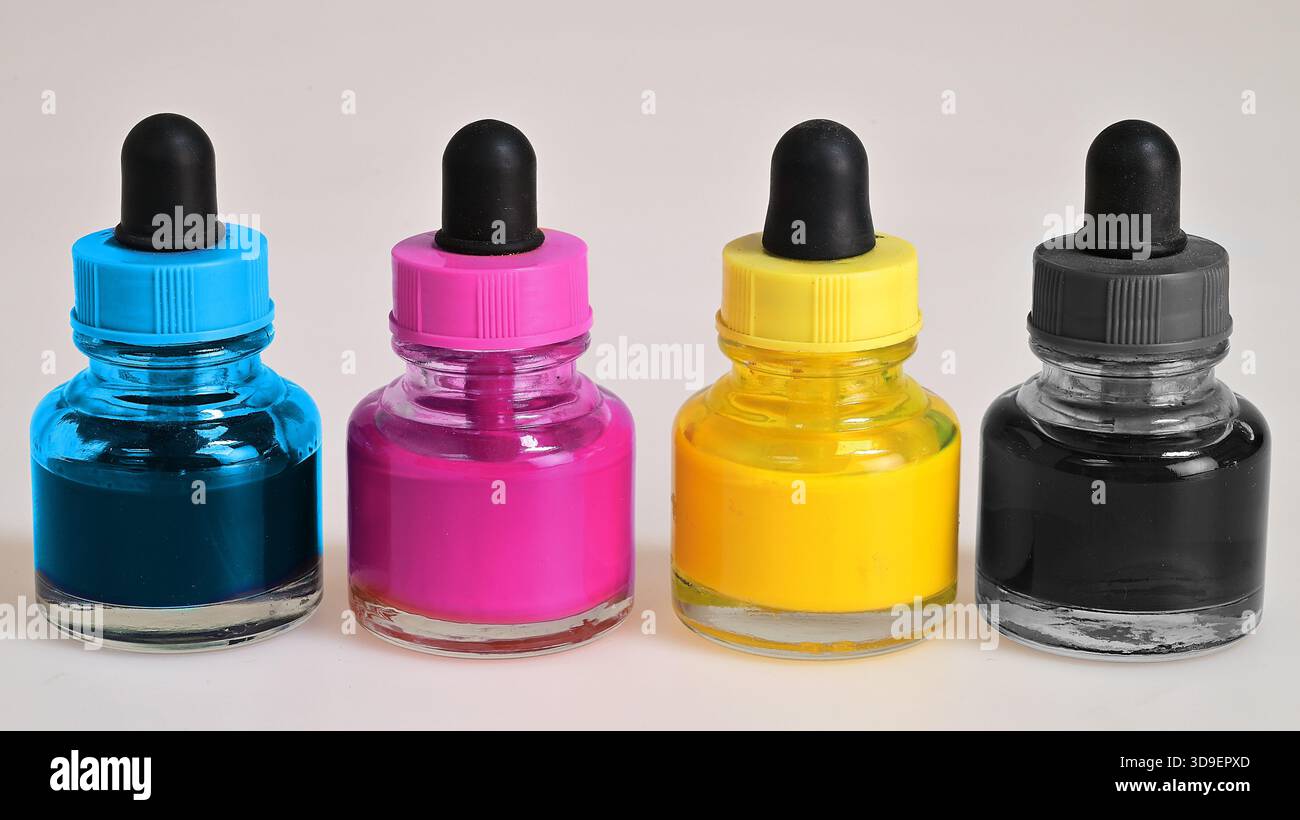 Pots de peinture aquarelle CMJN. Concept de couleur Banque D'Images