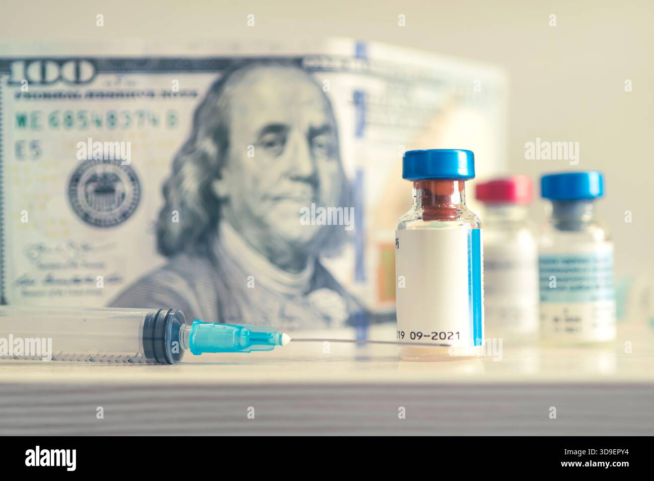 flacons ou flacons de vaccins médicaux sur le dessus de la table. modèle de flacon vierge pour étiquette. Vaccination de la population contre le coronavirus covid 19 Banque D'Images