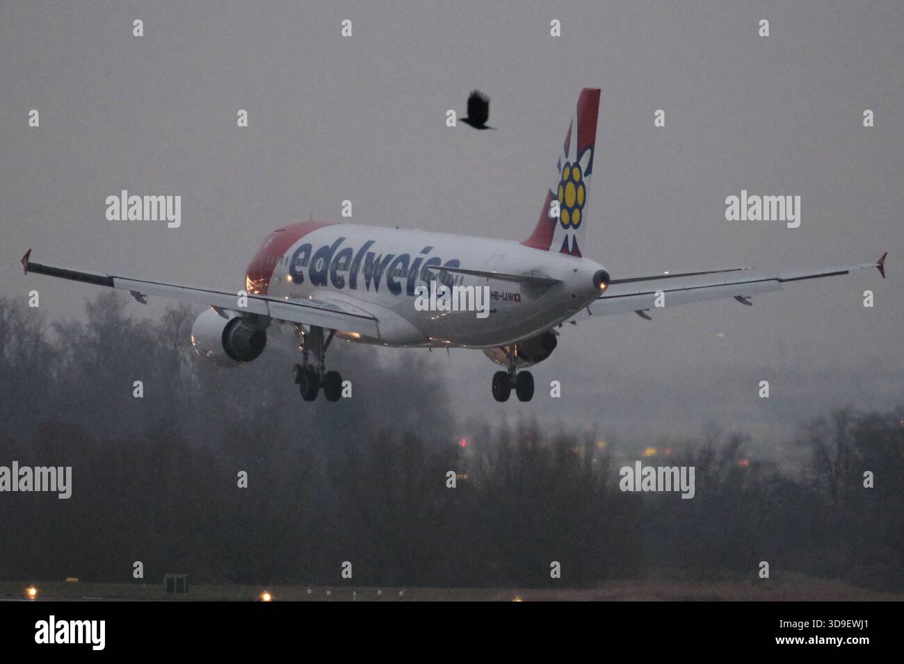 DATE D'ENREGISTREMENT NON INDIQUÉE Edelweiss Airbus A320-200 immatriculé HB-IJV atterrit à l'aéroport international de Zurich pendant un après-midi brumeux Copyright : xSergioxBrunettix Banque D'Images