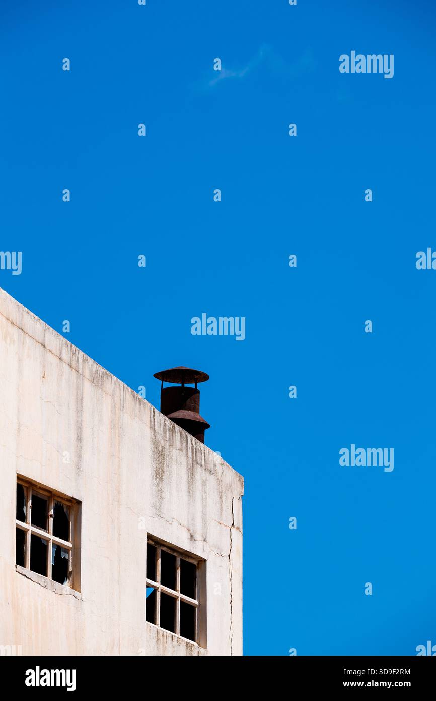 Fenêtres cassées, contraste ciel bleu Banque D'Images
