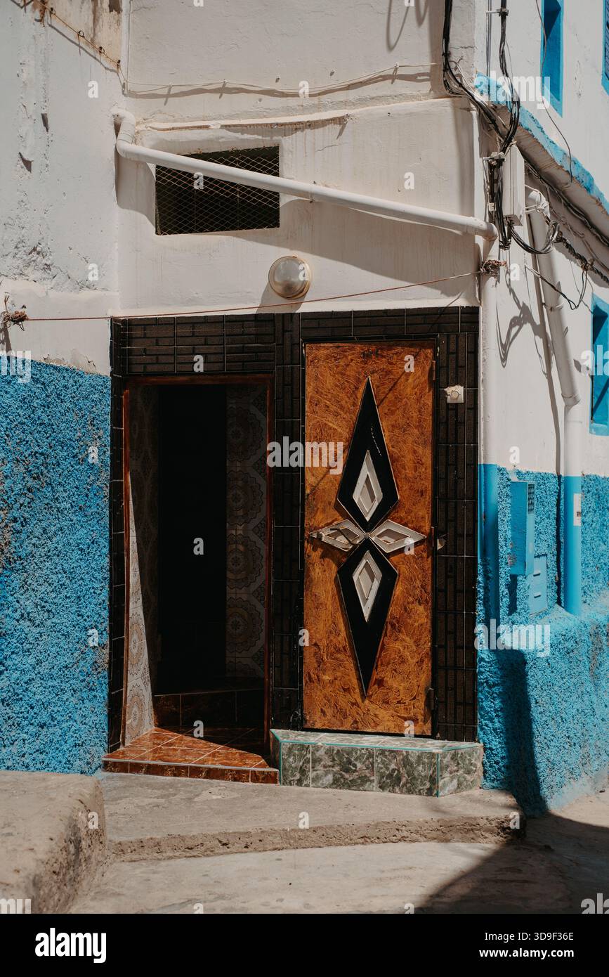 Porte décorative Taghazout et mur texturé bleu au Maroc Banque D'Images