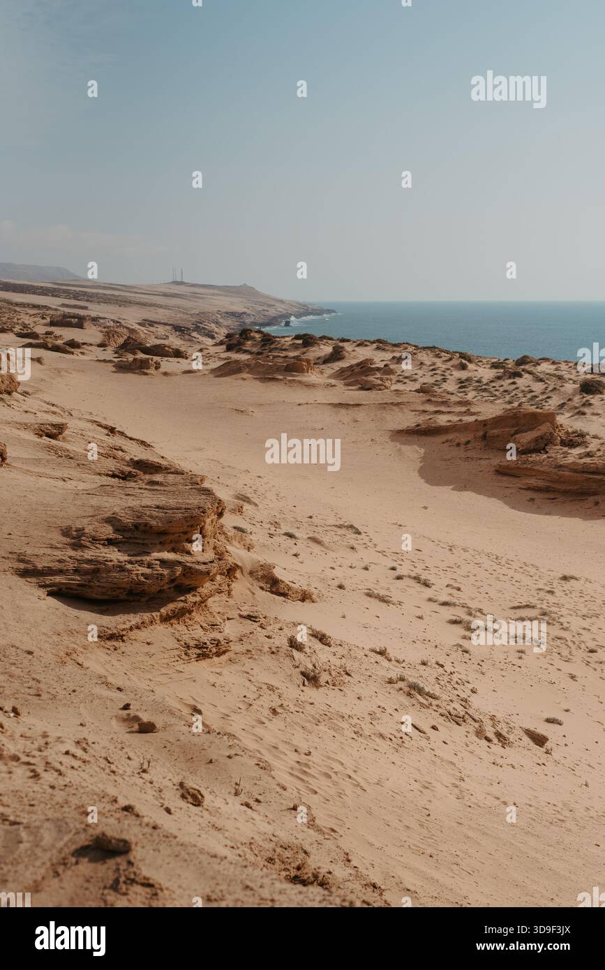 Paysage côtier de sable dans le désert de Timlaline près de Tifnit, Maroc Banque D'Images