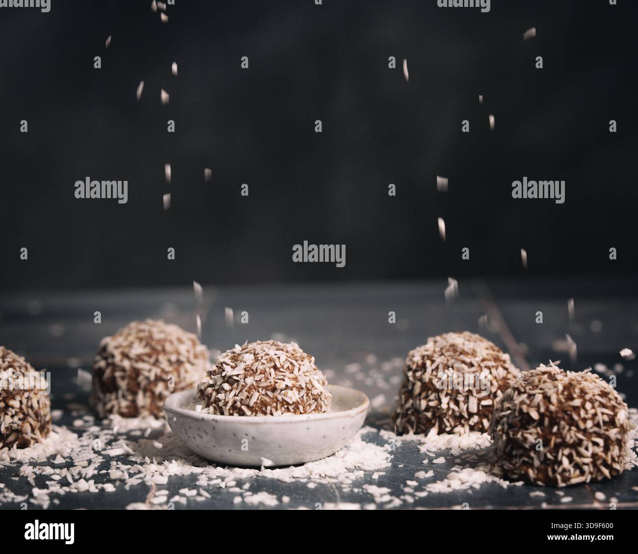 Boules de kokosbullar suédoises sur une table saupoudrées de noix de coco desséchée Banque D'Images
