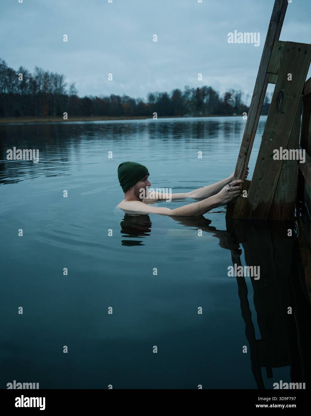 Homme trouvant l'eau froide calme nageant dans l'archipel suédois Banque D'Images