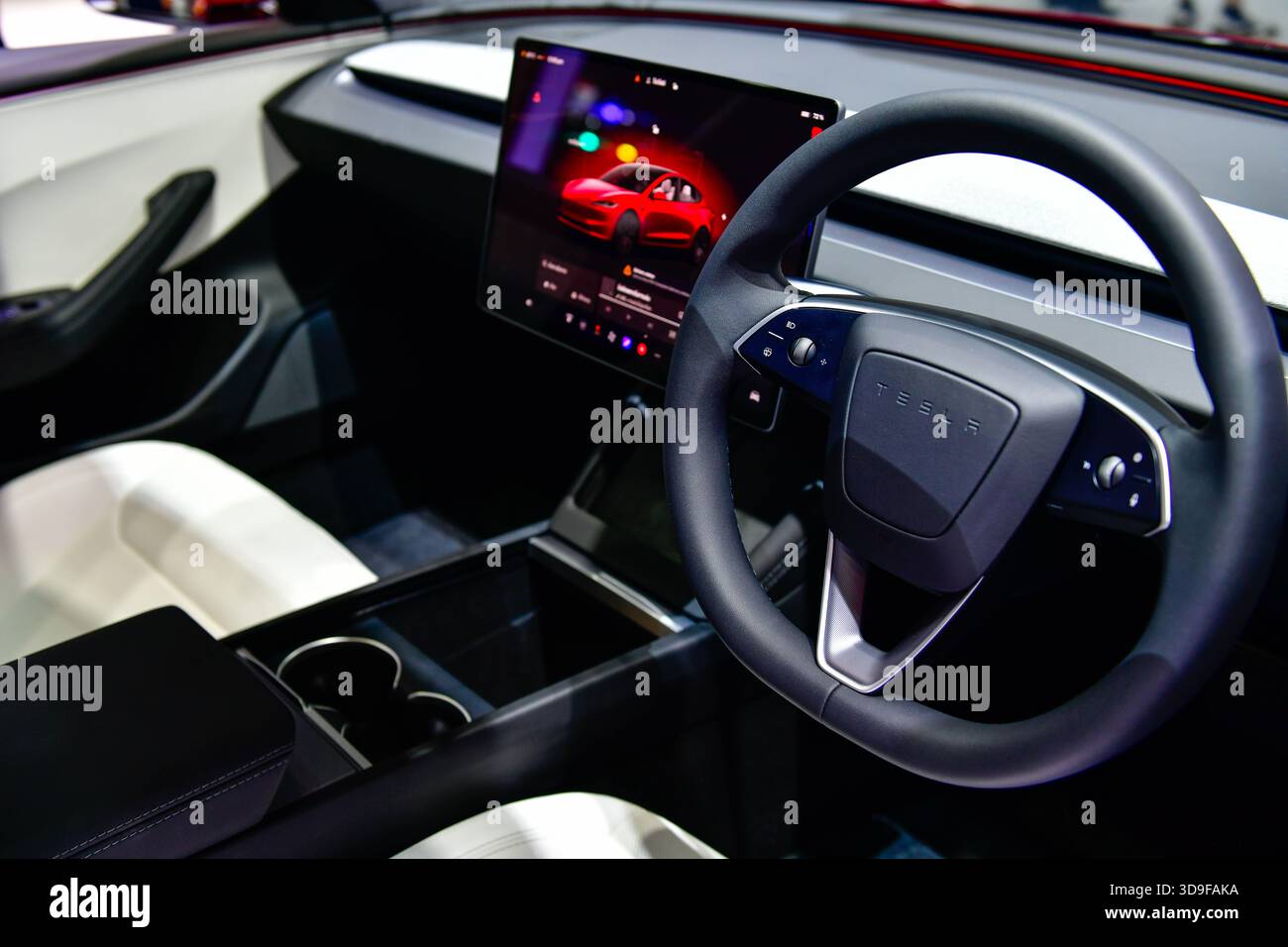 BANGKOK - DEC 1, 2025 : intérieur de la voiture électrique Tesla model S intérieur futuriste de voiture avec tablette à Motor Expo IMPACT Challenge Hall Banque D'Images
