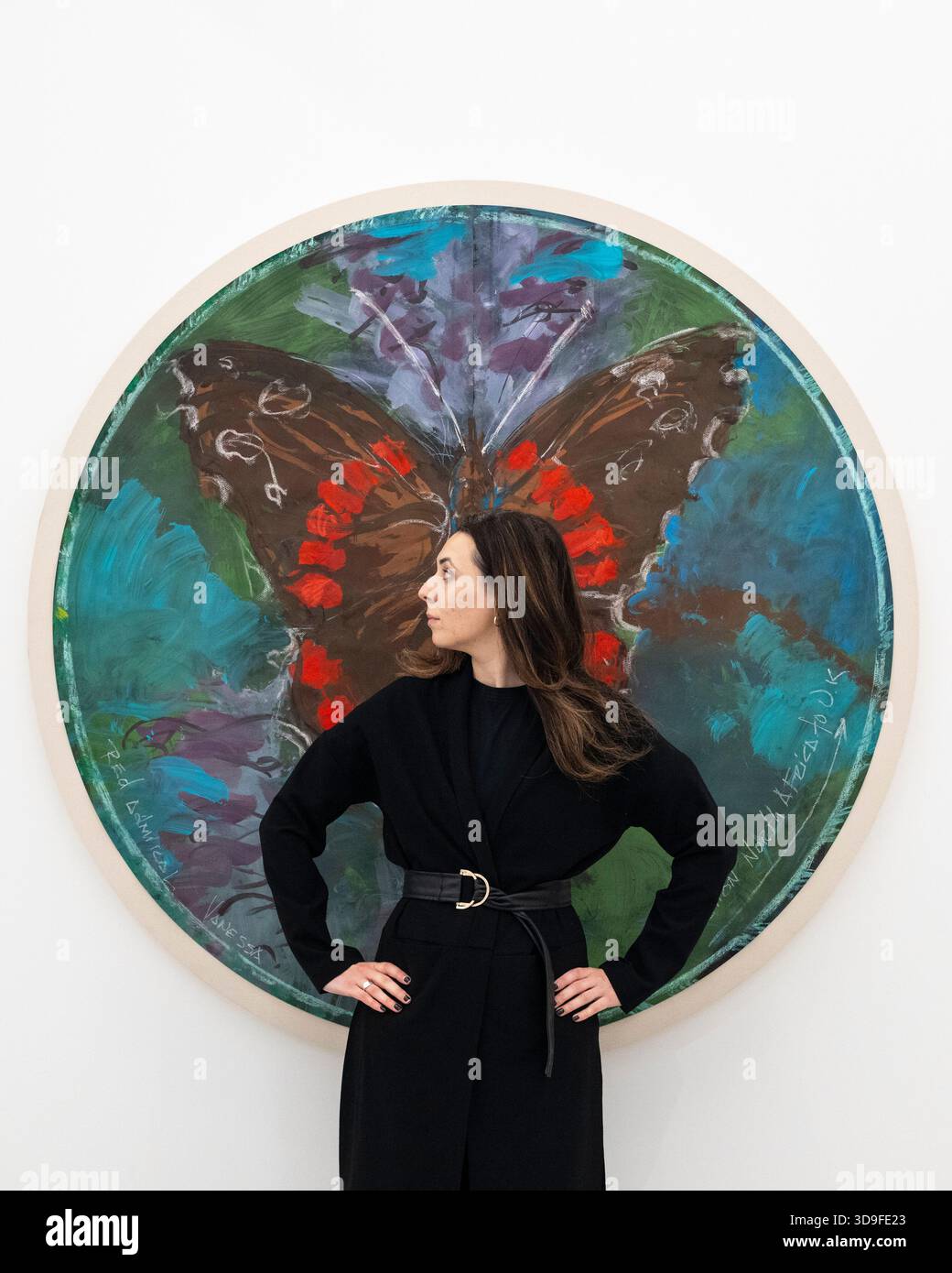 Londres, Royaume-Uni. 5 décembre 2025. Membre du personnel de « Red Admiral Vanessa - migration North Africa to UK (rondo) », 2025, lors de l’ouverture d’Oswaldo Maciá : Migratory Movements, une nouvelle exposition de l’artiste colombien Oswaldo Maciá à la galerie Elizabeth Xi Bauer au marché d’Exmouth. Les œuvres de l’artiste explorent l’écologie, l’environnement et le monde naturel. Le spectacle se déroule jusqu'au 15 février 2026. Credit : Stephen Chung / Alamy Live News Banque D'Images