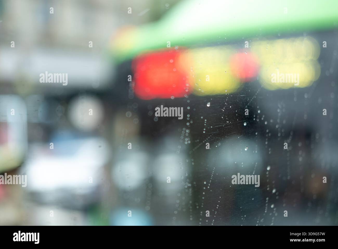 Gouttes de pluie sur le verre du bus, avec un fond flou Banque D'Images