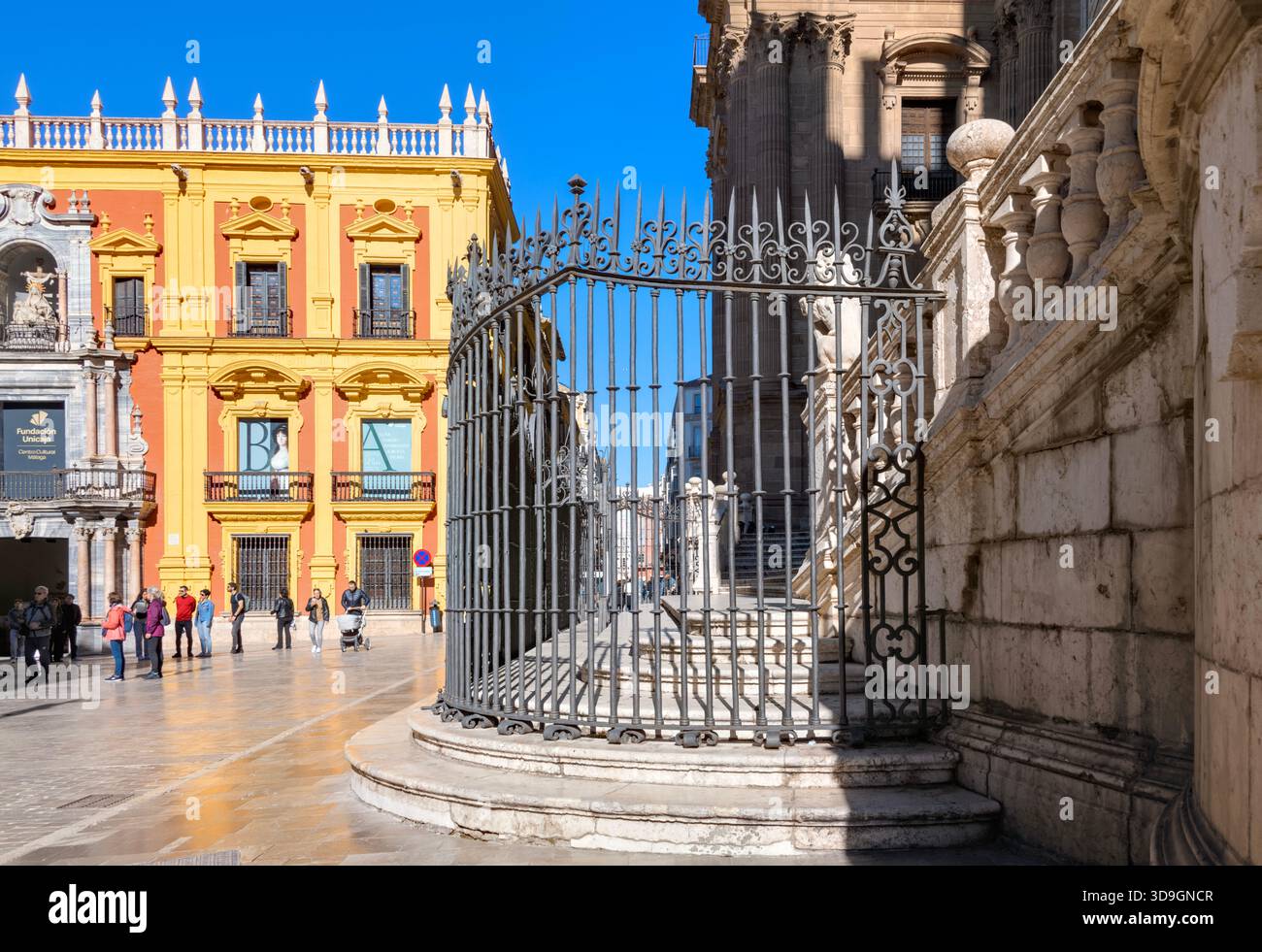 Le Palais épiscopal également connu sous le nom de Palais épiscopal, place de l'évêque, Malaga, Espagne Plaza del Obispo et Cathédrale de Malaga vue latérale sur les balustrades en fer forgé Banque D'Images