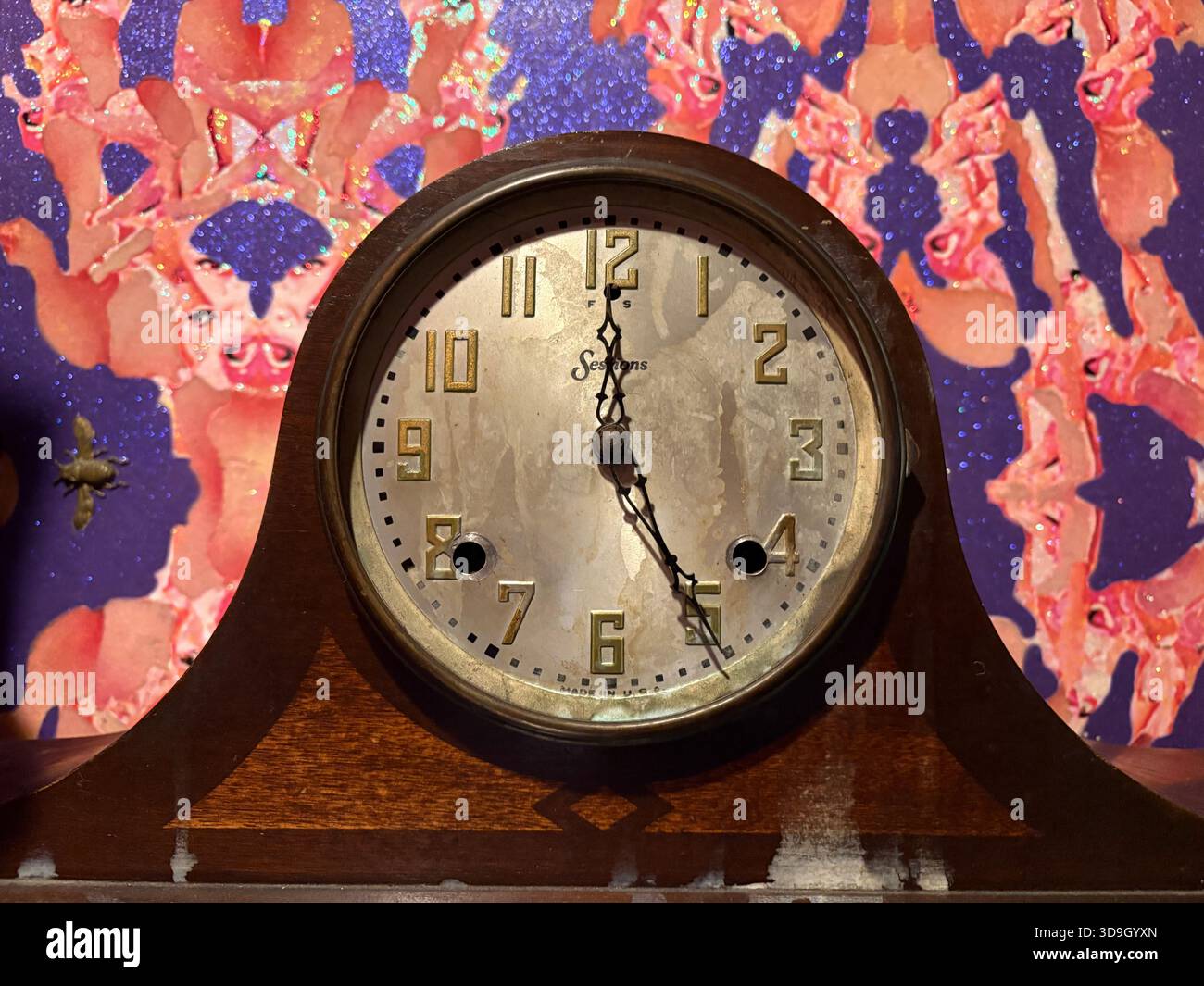 Sessions Westminster horloge mécanique à manteau - Image de stock capturée avec un smartphone