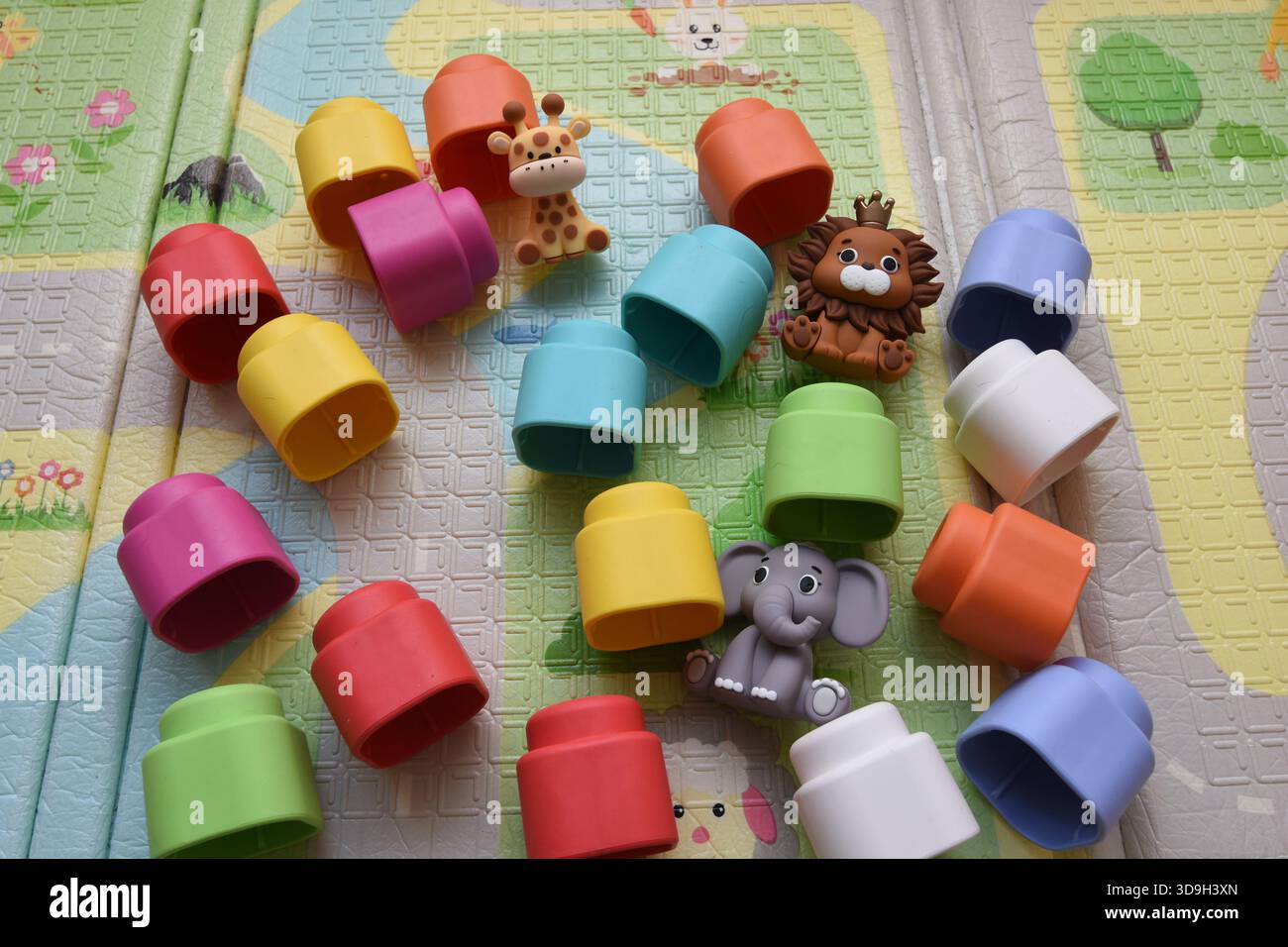 constructions souples pour enfants et jouets sur le tapis Banque D'Images
