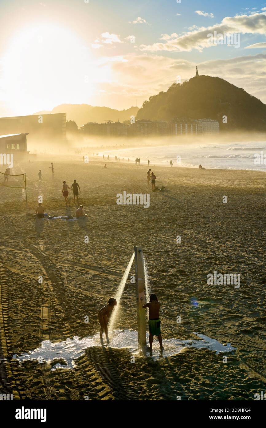 Douche des jeunes, plage Zurriola, Donostia, San Sebastián, Gipuzkoa, pays Basque, Espagne, Europe Banque D'Images