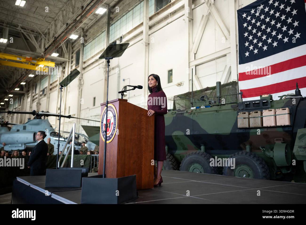 La seconde dame Usha Vance prononce un discours aux militaires à l'intérieur d'un hangar militaire à la Marine corps Air Station New River, s'adressant aux troupes et aux familles lors d'une visite à Jacksonville, Caroline du Nord, le 19 novembre 2025. Image reproduite avec l'aimable autorisation de la Maison Blanche. Banque D'Images