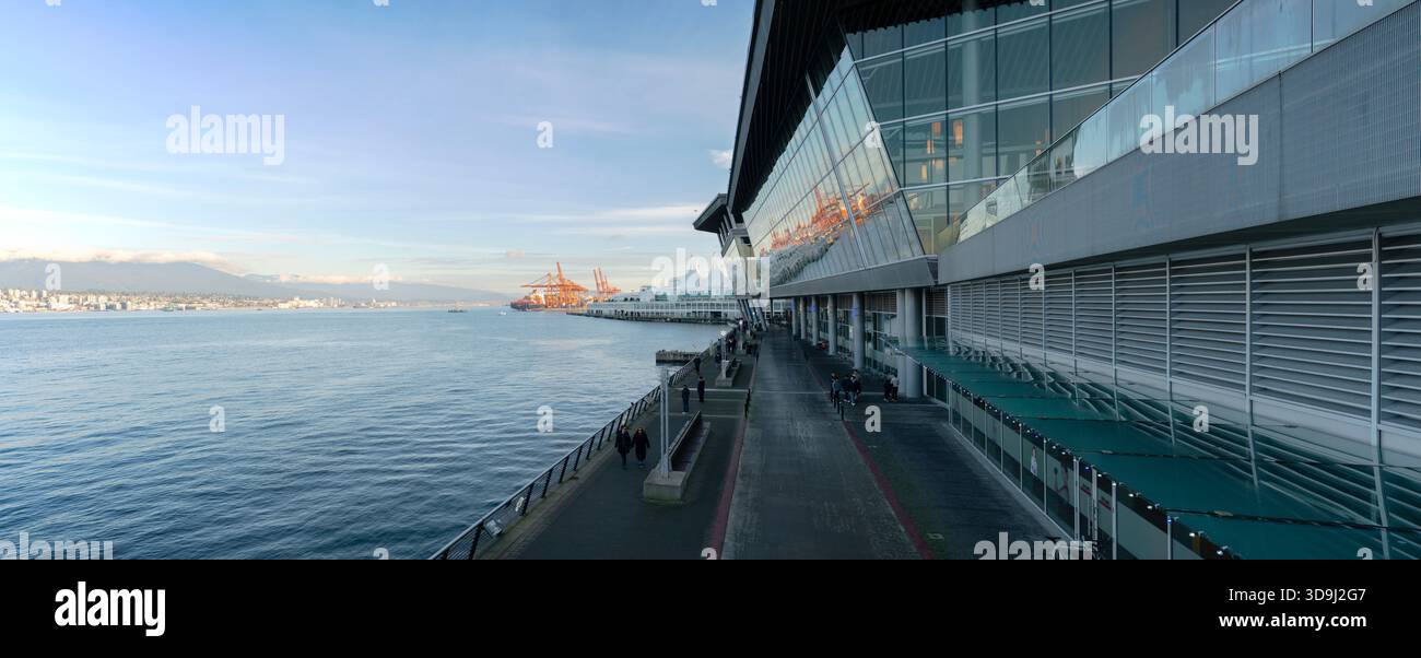 Vancouver, Colombie-Britannique, Canada – 30 novembre 2025. Centre des congrès du centre-ville de Vancouver Reflections. Le Centre des congrès. Banque D'Images