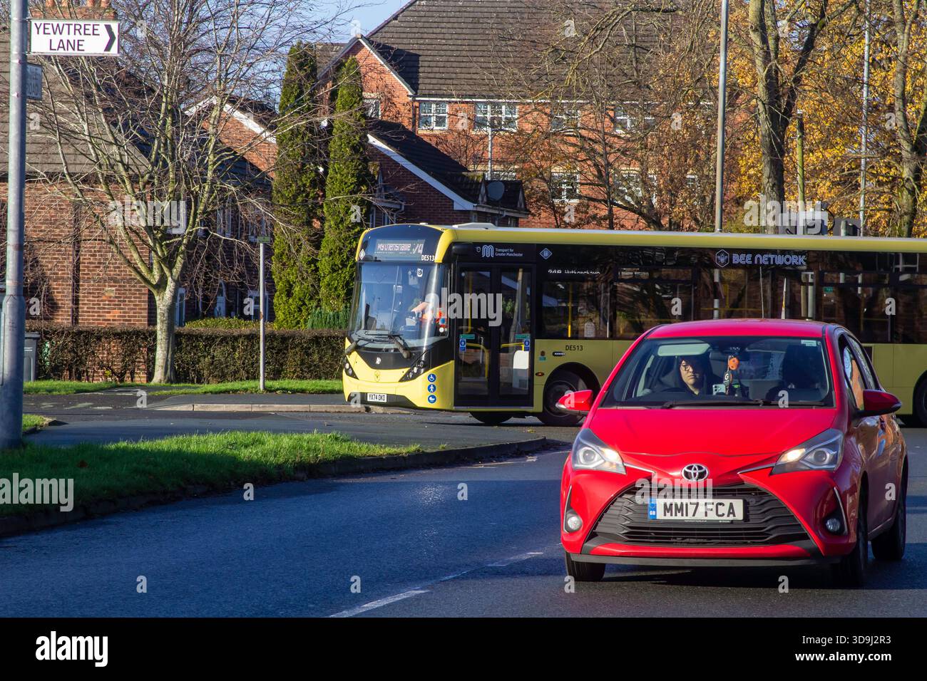 2 décembre 2025 Un autocar de transport public transformant le en Yewtree Lane sur Sale Road à Manchester dans le nord de l'Angleterre sur le beau matin du début de l'hiver Banque D'Images