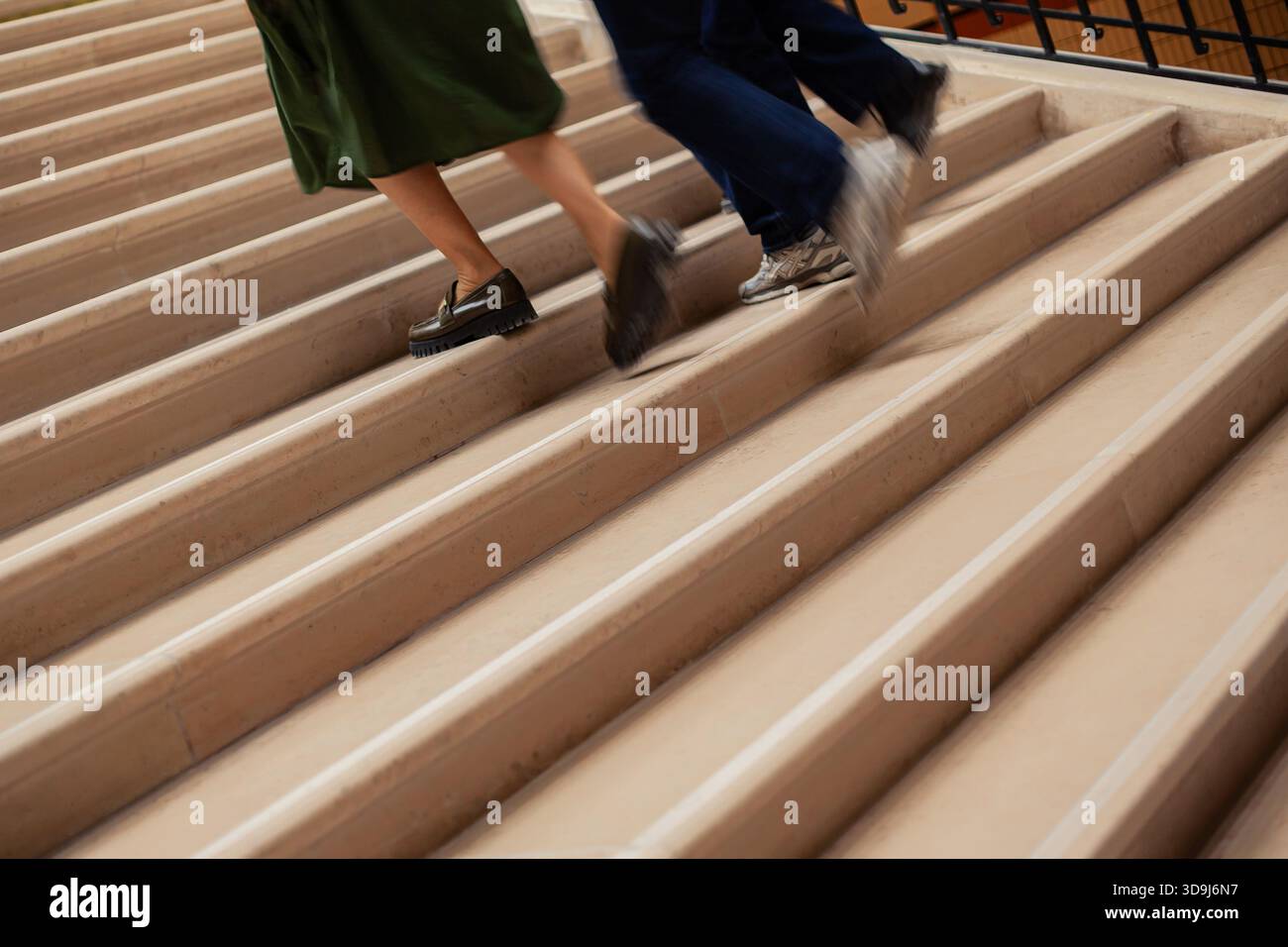 Petit groupe de personnes montant un escalier Banque D'Images