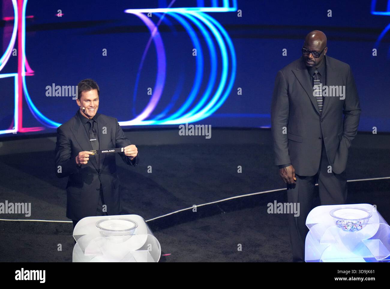 Washington, DC, États-Unis. 5 décembre 2025. Tom Brady, assistant de tirage, détient le billet de l'Angleterre lors du tirage au sort de la finale de la Coupe du monde de la FIFA 2026 au Kennedy Center à Washington, DC, États-Unis, 5 décembre 2025. Crédit : Wu Xiaoling/Xinhua/Alamy Live News Banque D'Images