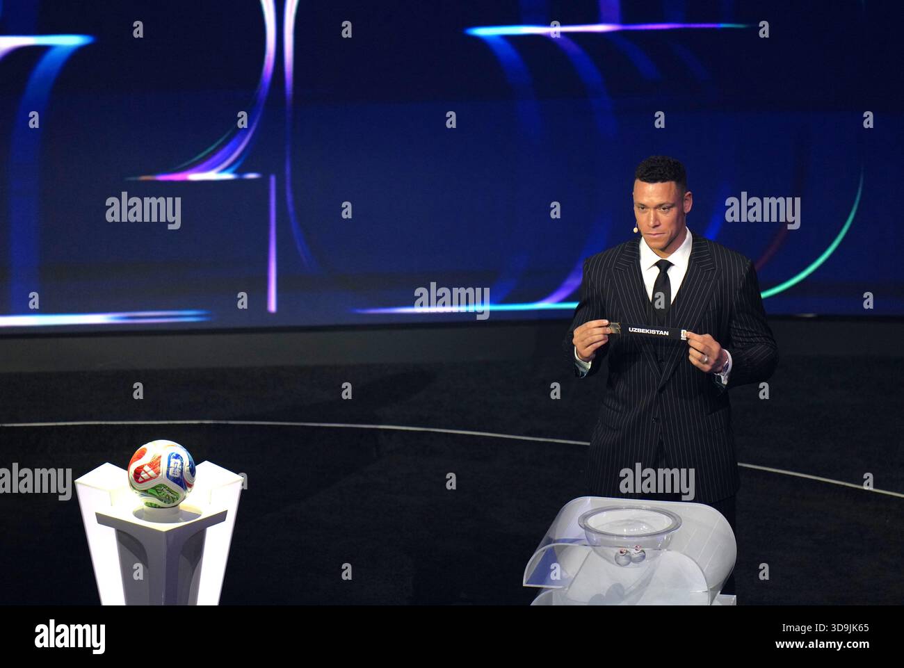 Washington, DC, États-Unis. 5 décembre 2025. Aaron Judge détient le billet de l'Ouzbékistan lors du tirage au sort de la finale de la Coupe du monde de la FIFA 2026 au Kennedy Center à Washington, DC, États-Unis, 5 décembre 2025. Crédit : Wu Xiaoling/Xinhua/Alamy Live News Banque D'Images