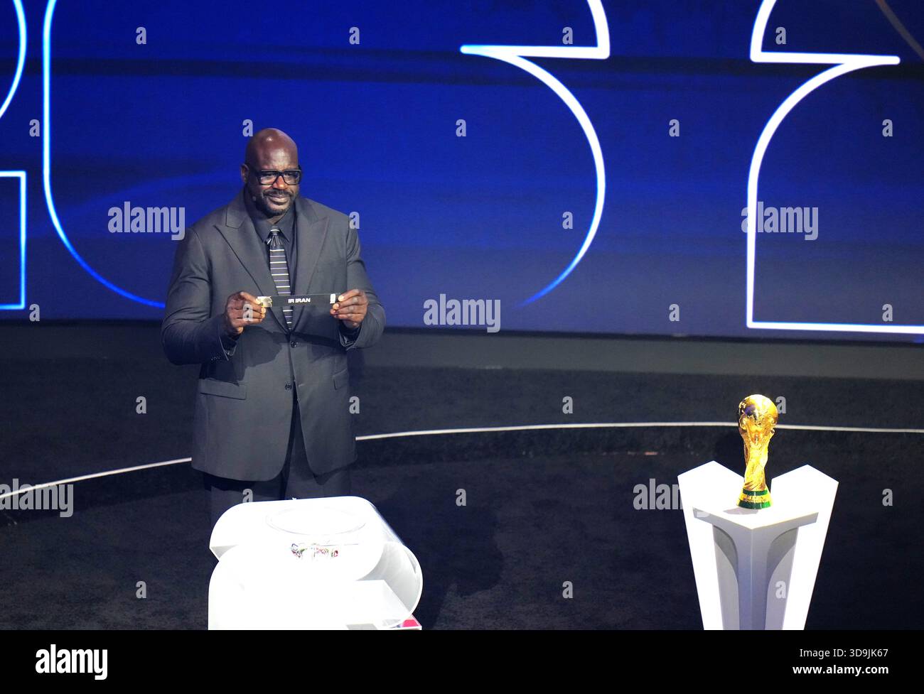 Washington, DC, États-Unis. 6 décembre 2025. Shaquille O'Neal, assistant de tirage, détient le billet de l'Iran lors du tirage au sort de la finale de la Coupe du monde de la FIFA 2026 au Kennedy Center à Washington, DC, aux États-Unis. Crédit : Wu Xiaoling/Xinhua/Alamy Live News Banque D'Images
