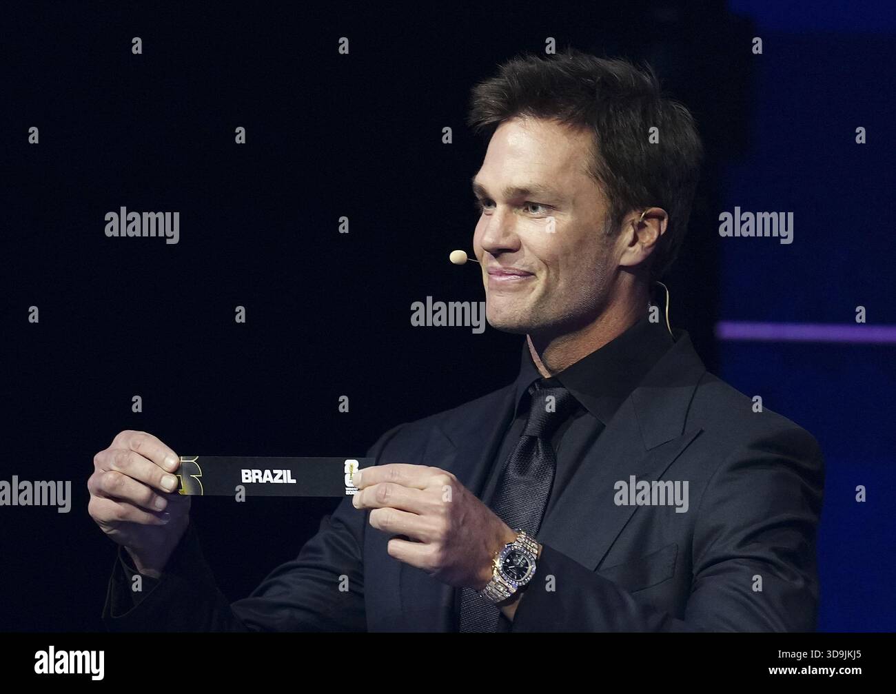 Washington, DC, États-Unis. 5 décembre 2025. Tom Brady, assistant de tirage, détient le billet du Brésil lors du tirage au sort de la finale de la Coupe du monde de la FIFA 2026 au Kennedy Center à Washington, DC, États-Unis, 5 décembre 2025. Crédit : Jia Haocheng/Xinhua/Alamy Live News Banque D'Images