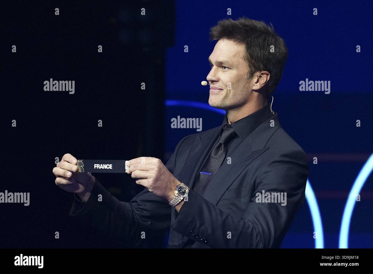 Washington, DC, États-Unis. 5 décembre 2025. Tom Brady, assistant de tirage, détient le billet de la France lors du tirage au sort de la finale de la Coupe du monde de la FIFA 2026 au Kennedy Center à Washington, DC, États-Unis, 5 décembre 2025. Crédit : Jia Haocheng/Xinhua/Alamy Live News Banque D'Images