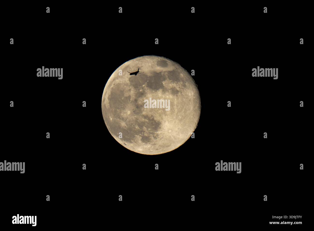 Lisbonne, Portugal. 05th Dec, 2025. Un avion vole près de la silhouette de la lune, qui s'élève au-dessus du ciel de Lisbonne. Mère nature a décidé d'afficher la dernière super lune de l'année, connue sous le nom de super lune froide. À sa phase complète et coïncidant avec son périgée, le satellite était situé à seulement 356 000 kilomètres de la Terre, apparaissant jusqu'à 14% plus grand et 30% plus lumineux qu'une pleine lune conventionnelle. (Photo de Jorge Castellanos/SOPA images/SIPA USA) crédit : SIPA USA/Alamy Live News Banque D'Images