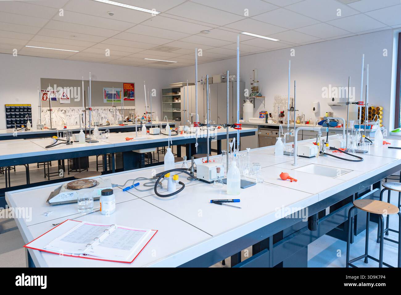 Salle de classe de chimie avec verrerie de titrage installée pour des expériences de lycée. Banque D'Images