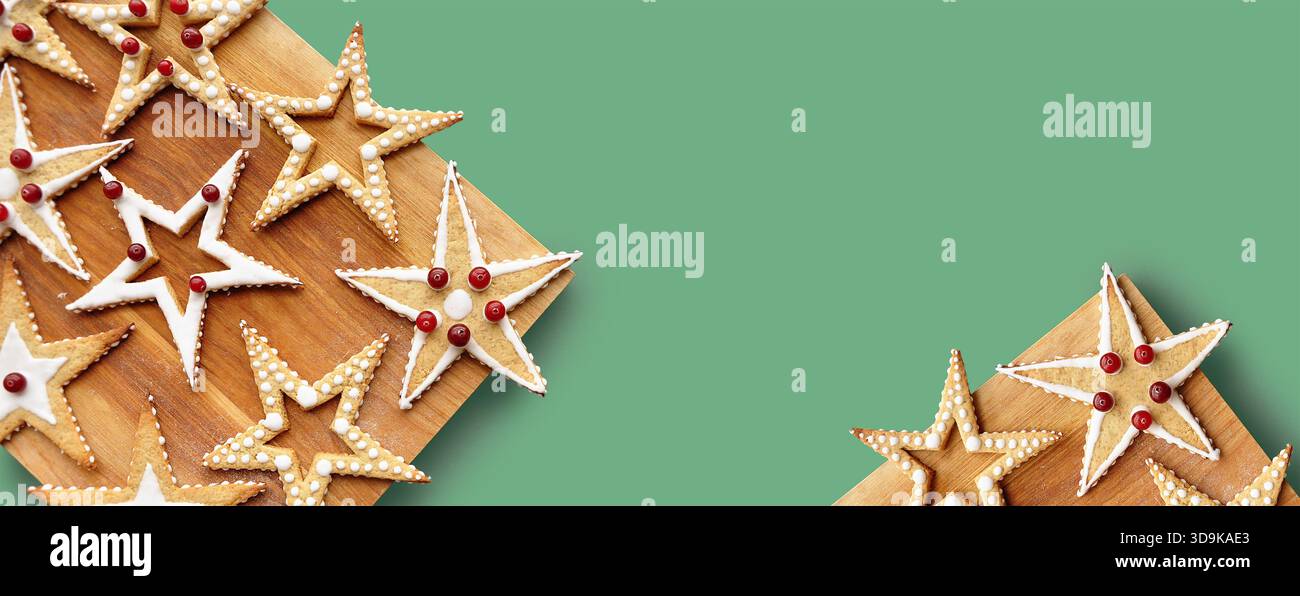 Gâteries de Noël, nourriture funky, cadeaux faits main, amour. Planche à découper isolée en bois avec biscuits en forme d'étoile, émaillée et décorée Banque D'Images