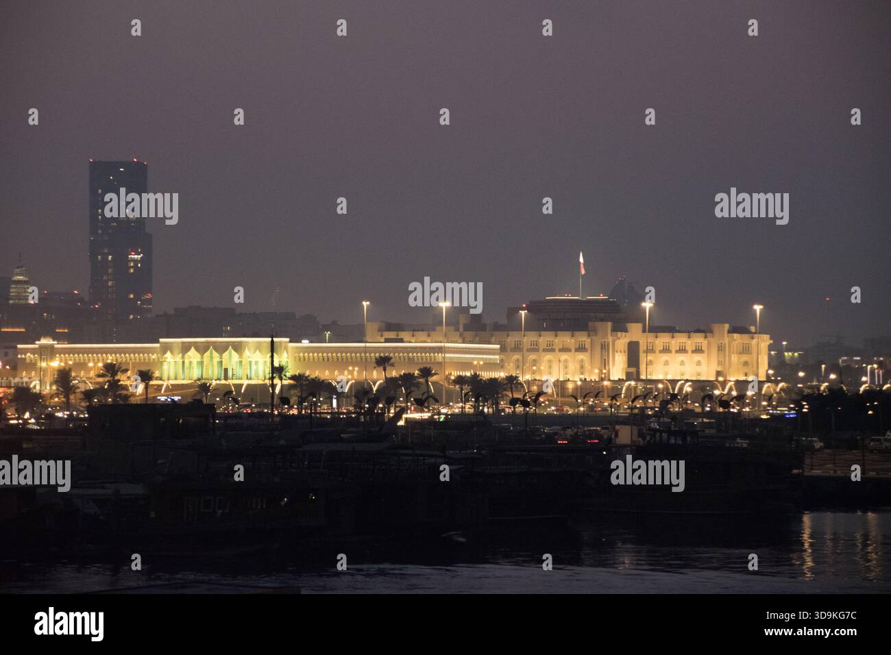 Les structures illuminées le long du front de mer à Doha la nuit mettent en valeur une atmosphère urbaine animée dans un ciel sombre. Banque D'Images