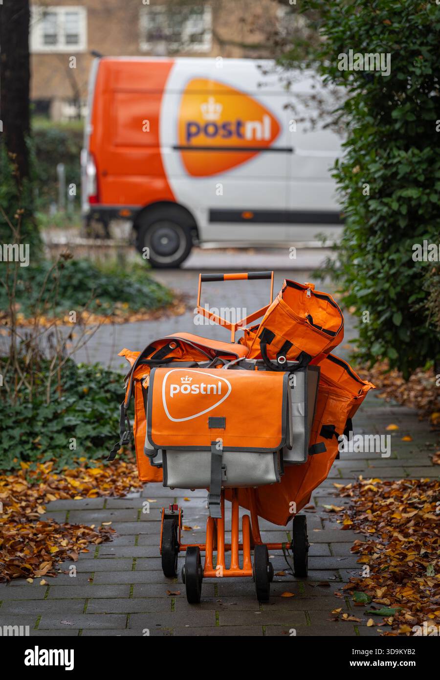 Amsterdam, pays-Bas, 28.11.2025, PostNL chariot de livraison avec marquage et sacs de courrier Orange sur le trottoir, services postaux et de commerce électronique néerlandais Banque D'Images
