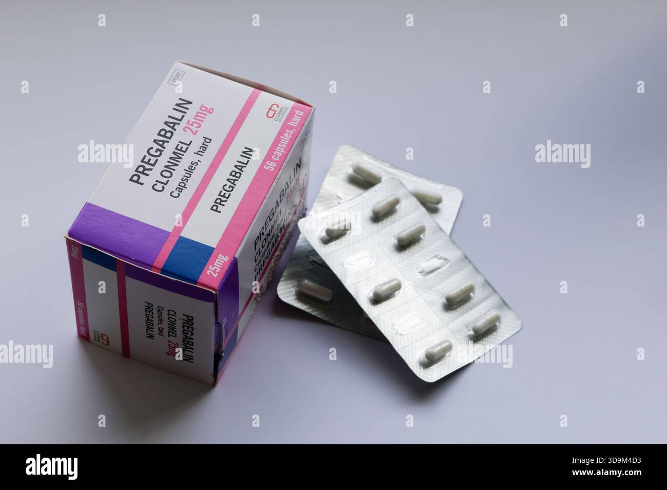 Boîte de comprimés de 'prégabaline' et médicaments, fabriqués par 'Clonmel' isolés sur fond blanc. Médicaments prescrits pour soulager la douleur, épilepsie. Irlande Banque D'Images