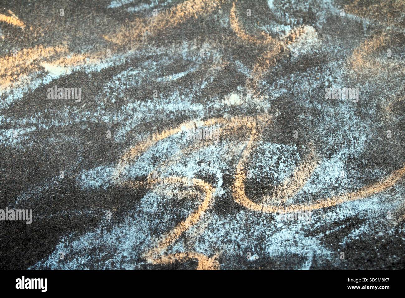 Gros plan de griffonnages pastel à la craie sur un fond de papier noir abstrait Banque D'Images