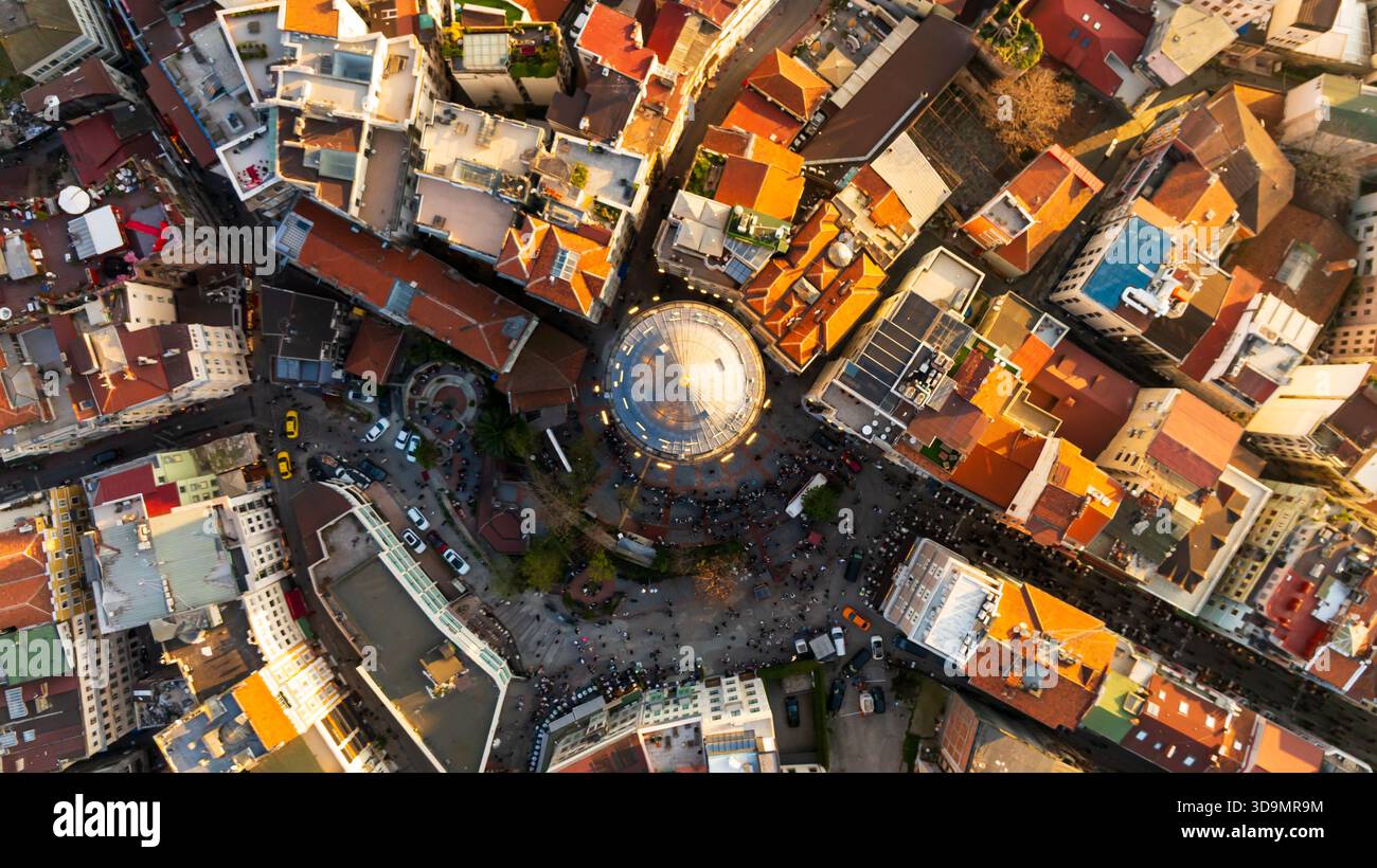 Vue aérienne de la Tour Galata se dresse haut parmi les bâtiments, un phare de l'histoire au milieu du paysage urbain moderne, Istanbul, Istanbul, Turkiye. Banque D'Images