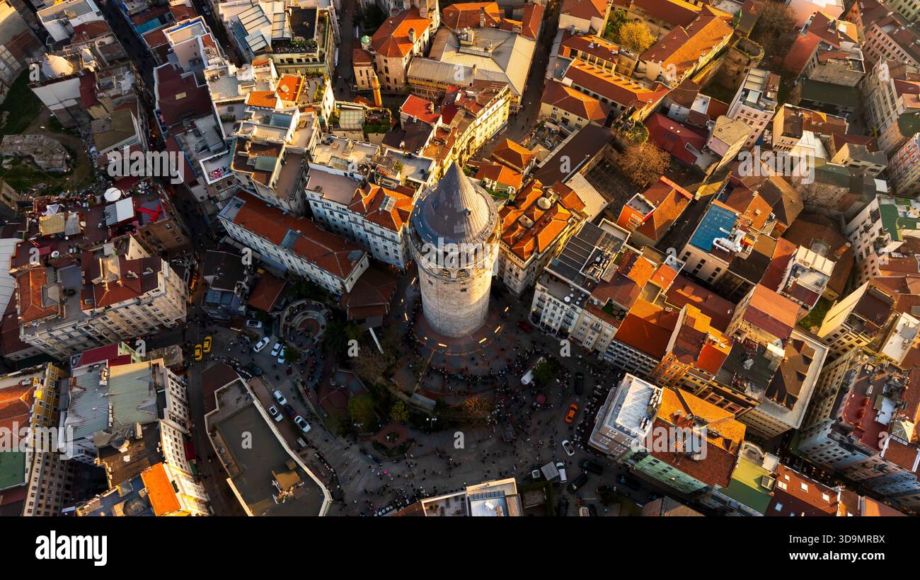 Vue aérienne de la Tour Galata se dresse haut parmi les bâtiments, un phare de l'histoire au milieu du paysage urbain moderne, Istanbul, Istanbul, Turkiye. Banque D'Images