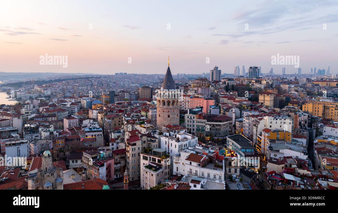 Vue aérienne de la Tour Galata se dresse haut parmi les bâtiments, un phare de l'histoire au milieu du paysage urbain moderne, Istanbul, Istanbul, Turkiye. Banque D'Images