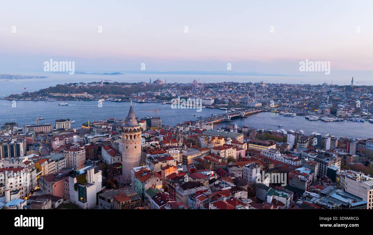 Vue aérienne de la Tour Galata se dresse haut parmi les bâtiments, un phare de l'histoire au milieu du paysage urbain moderne, Istanbul, Istanbul, Turkiye. Banque D'Images