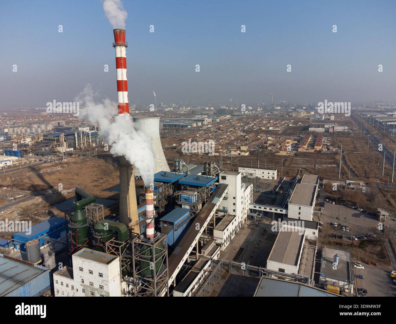 Vue aérienne de la centrale électrique industrielle et de la périphérie de la ville avec cheminée de fumée Banque D'Images
