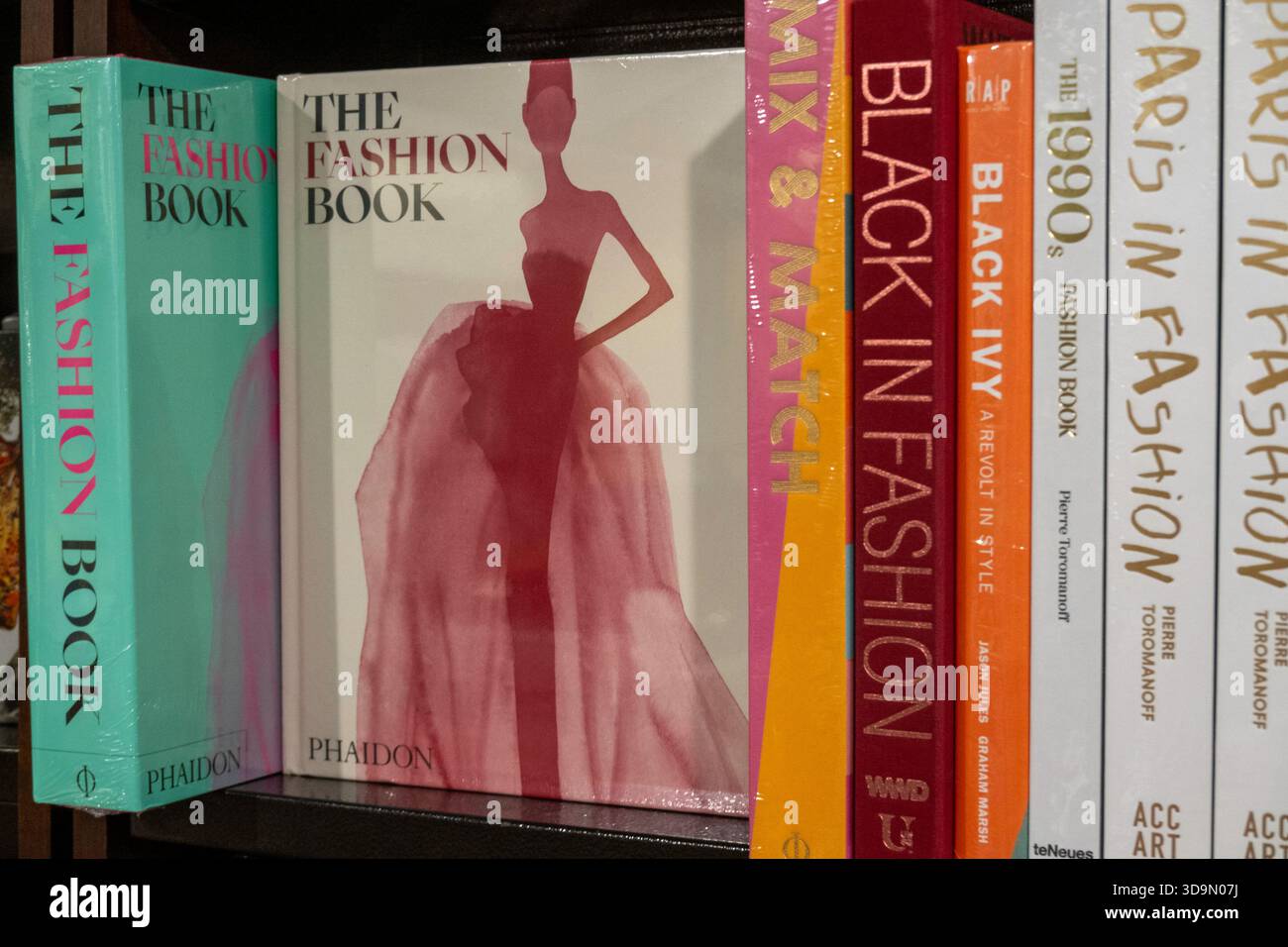 Barnes & Noble Booksellers sur la Cinquième Avenue à New York a une grande sélection de livres et magazines, USA 2025 Banque D'Images