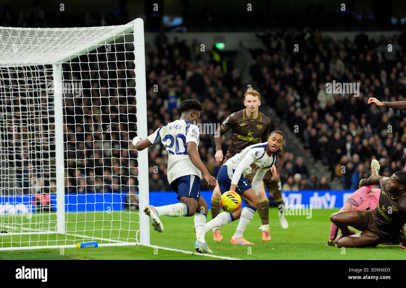 Mohammed Kudus de Tottenham Hotspur marque le troisième but de son équipe du match, mais il n'est pas donné en raison de son hors-jeu lors du match de premier League au Tottenham Hotspur Stadium, à Londres. Date de la photo : samedi 6 décembre 2025. Banque D'Images