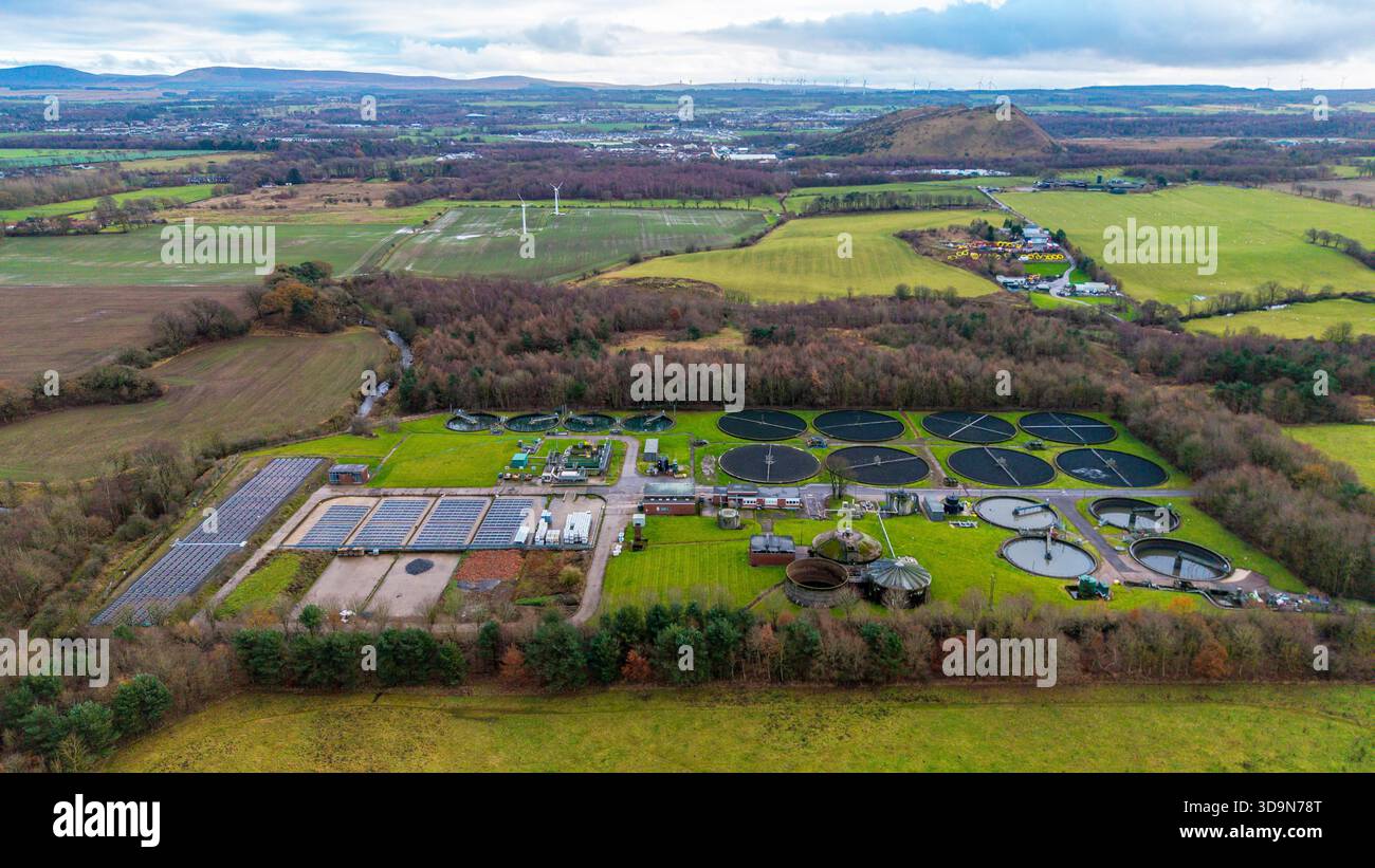 Vue aérienne par drone des installations de traitement des eaux usées de Blackburn, West Lothian Scotland Banque D'Images