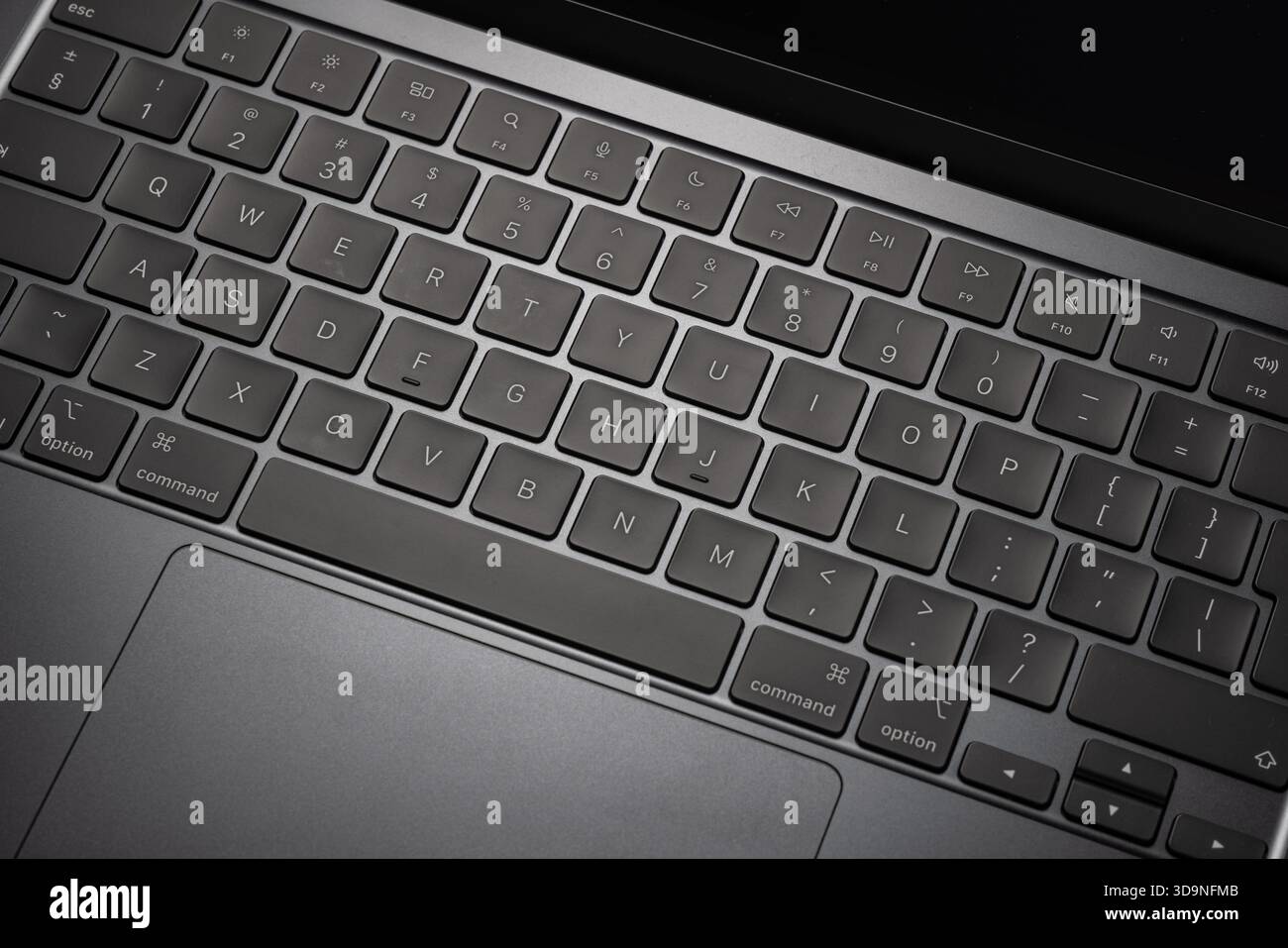 Varna, Bulgarie - 30 novembre 2025 : MacBook Air M4 nouvellement déballé vue rapprochée d'Un clavier d'ordinateur portable Mac moderne avec touches en aluminium gris foncé et SLE Banque D'Images