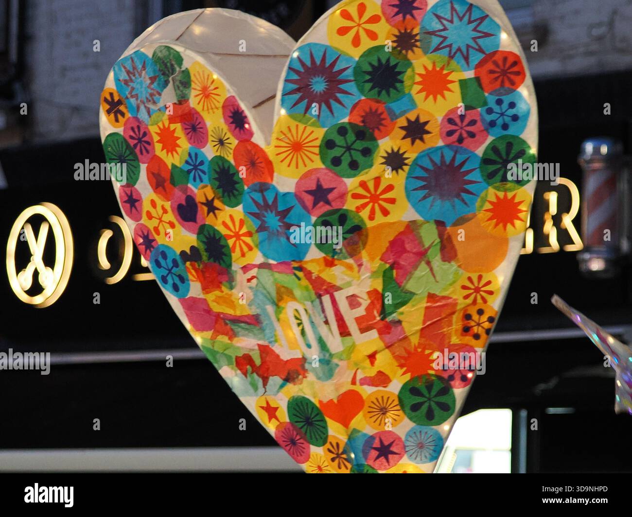 Sheerness, Kent, Royaume-Uni. 6 décembre 2025. Le défilé annuel des lanternes de Noël qui a eu lieu dans Sheerness High Street, Kent cet après-midi, organisé par Big Fish Arts qui a aidé les écoliers locaux à créer les lanternes avec des ateliers. Crédit : James Bell/Alamy Live News Banque D'Images