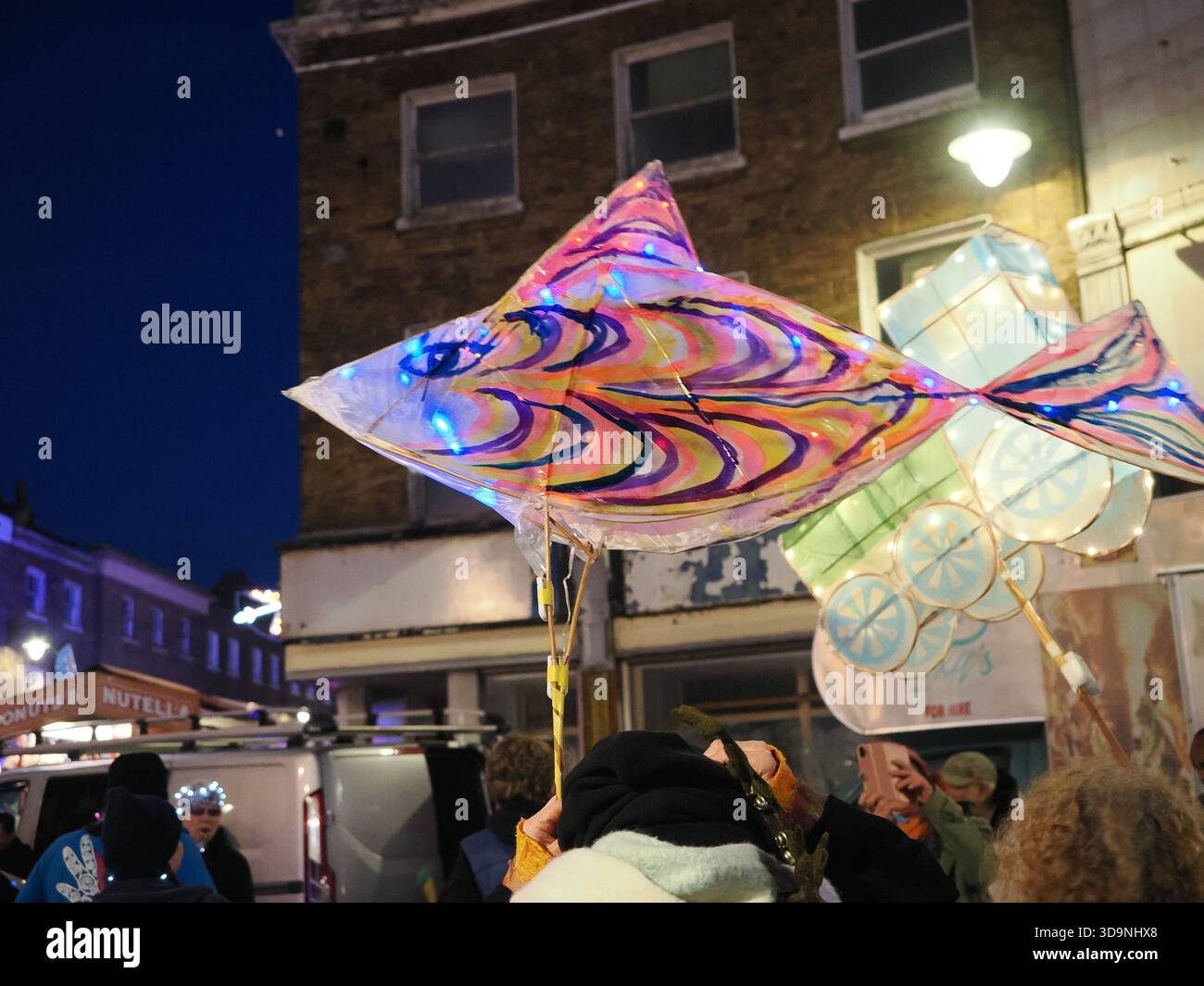 Sheerness, Kent, Royaume-Uni. 6 décembre 2025. Le défilé annuel des lanternes de Noël qui a eu lieu dans Sheerness High Street, Kent cet après-midi, organisé par Big Fish Arts qui a aidé les écoliers locaux à créer les lanternes avec des ateliers. Crédit : James Bell/Alamy Live News Banque D'Images