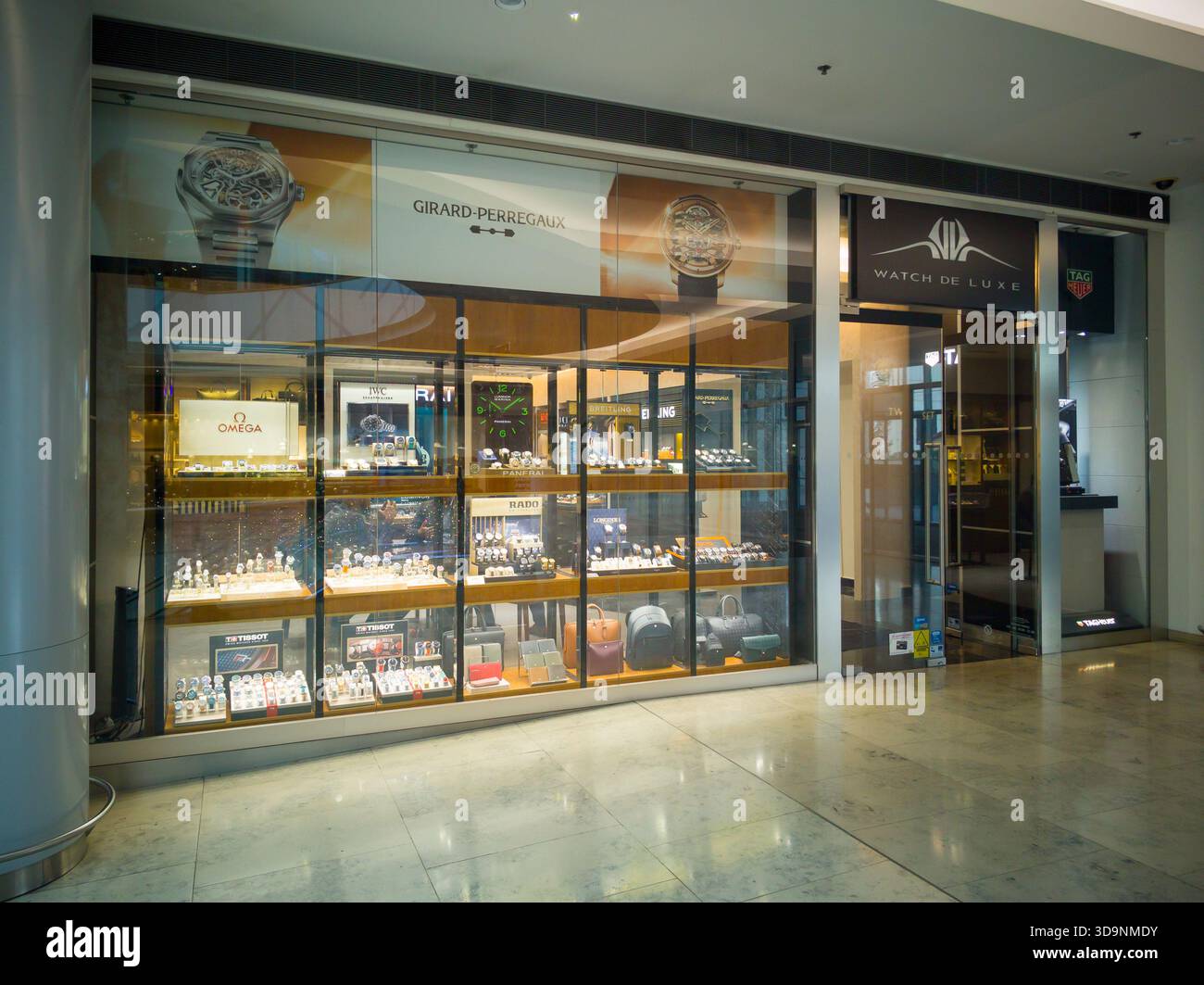 Bratislava, Slovaquie - 16 novembre 2025 : magasin TAG Heuer dans le centre commercial Eurovea, Bratislava, Slovaquie – montres et accessoires de luxe Banque D'Images