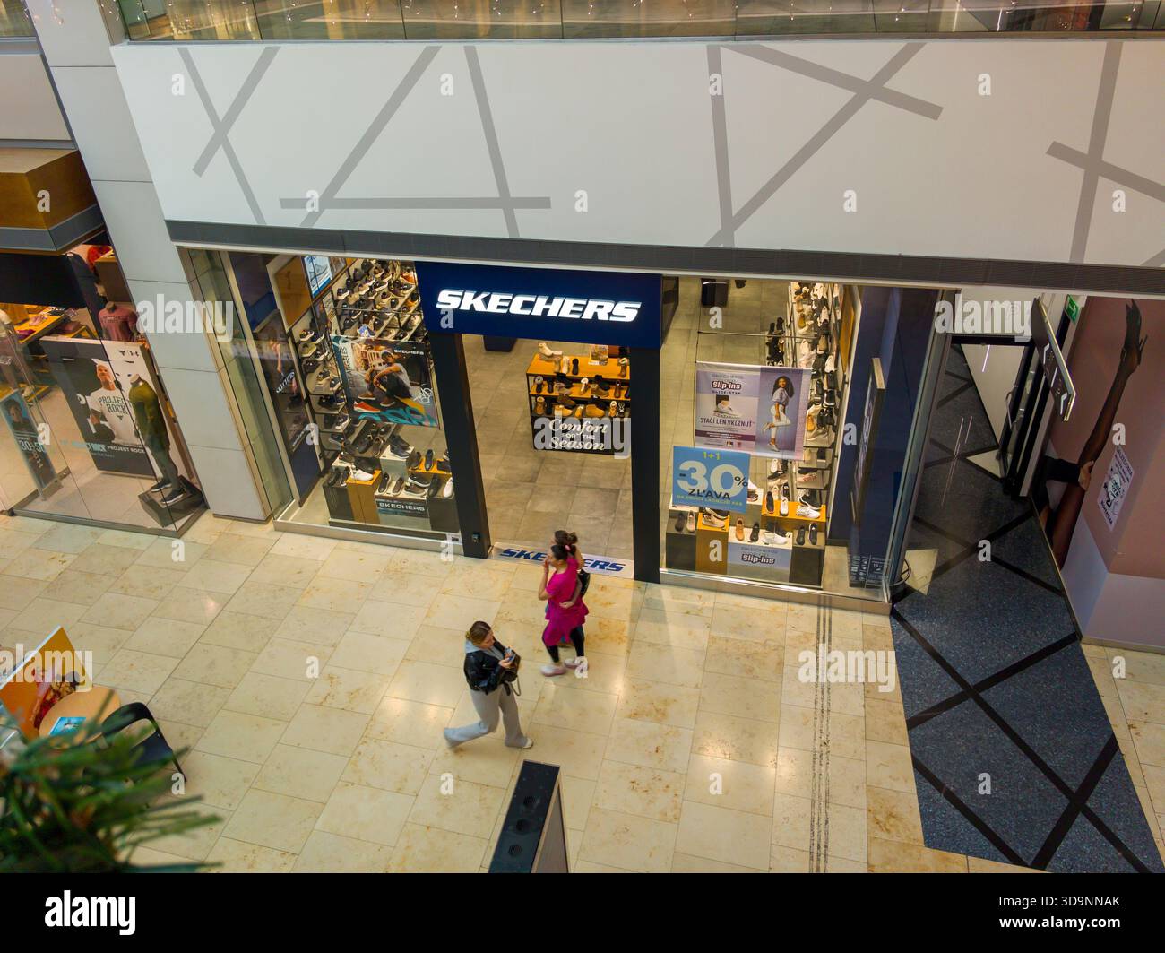 Bratislava, Slovaquie - 16 novembre 2025 : magasin de chaussures Skechers à Bratislava. Skechers est une multinationale américaine de chaussures et de vêtements Banque D'Images