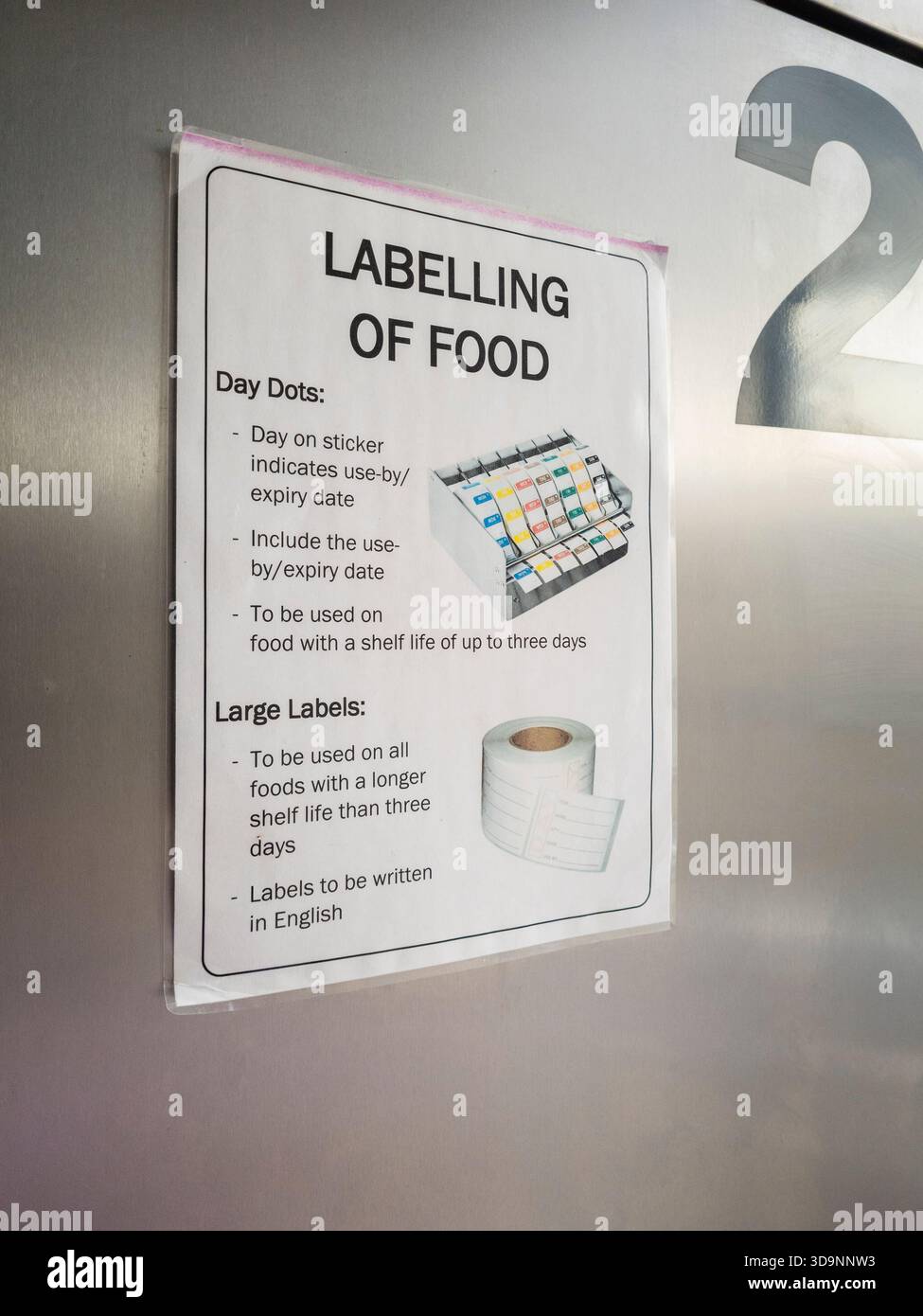 Avis sur la porte d'un réfrigérateur dans la cuisine commerciale d'un restaurant indiquant les règles d'étiquetage des aliments / d'hygiène à suivre pour la loi de 1990 sur la sécurité alimentaire, Angleterre Banque D'Images
