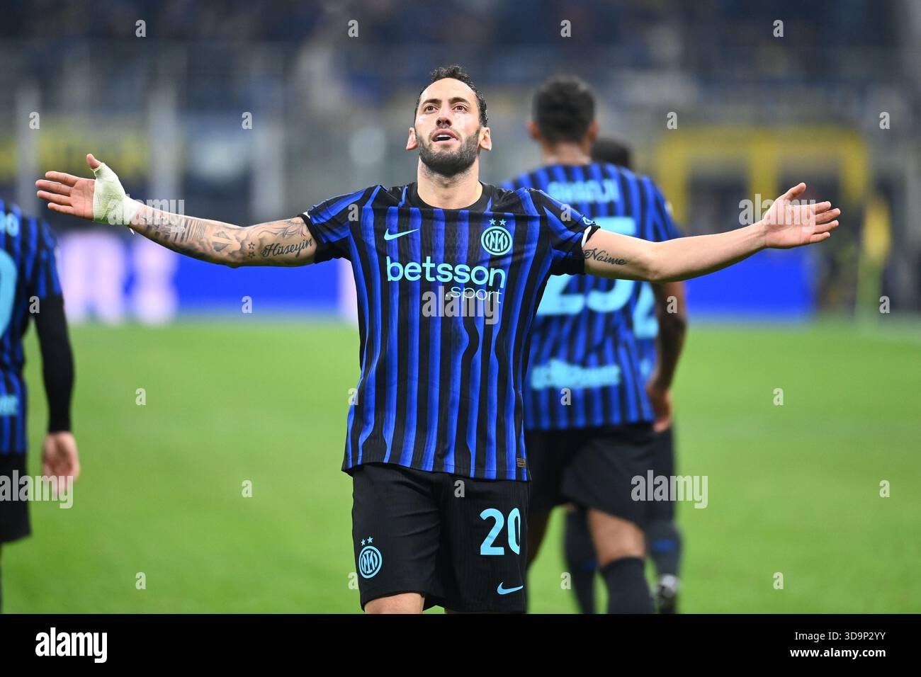 Milan, Italie. 06th Dec, 2025. HAKAN CHALANOGLU (INTER) CÉLÈBRE SON BUT lors de l'Inter - FC Internazionale vs Como 1907, match de football italien Serie A à Milan, Italie, 06 décembre 2025 crédit : Agence photo indépendante/Alamy Live News Banque D'Images