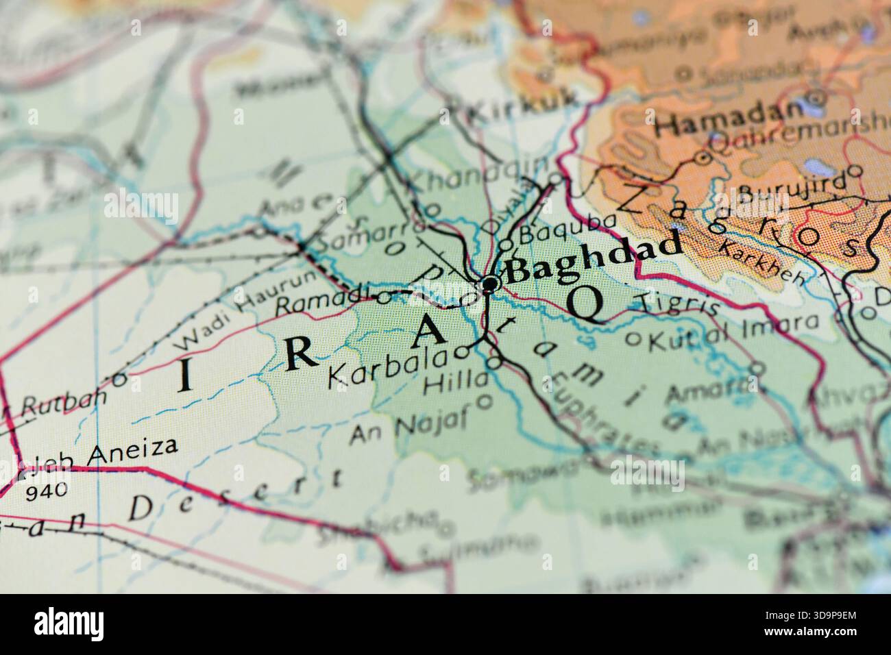 Gros plan d'une carte centrée sur Bagdad, en Irak, montrant le Tigre et l'Euphrate, et les villes environnantes comme Kirkouk et Karbala. Banque D'Images