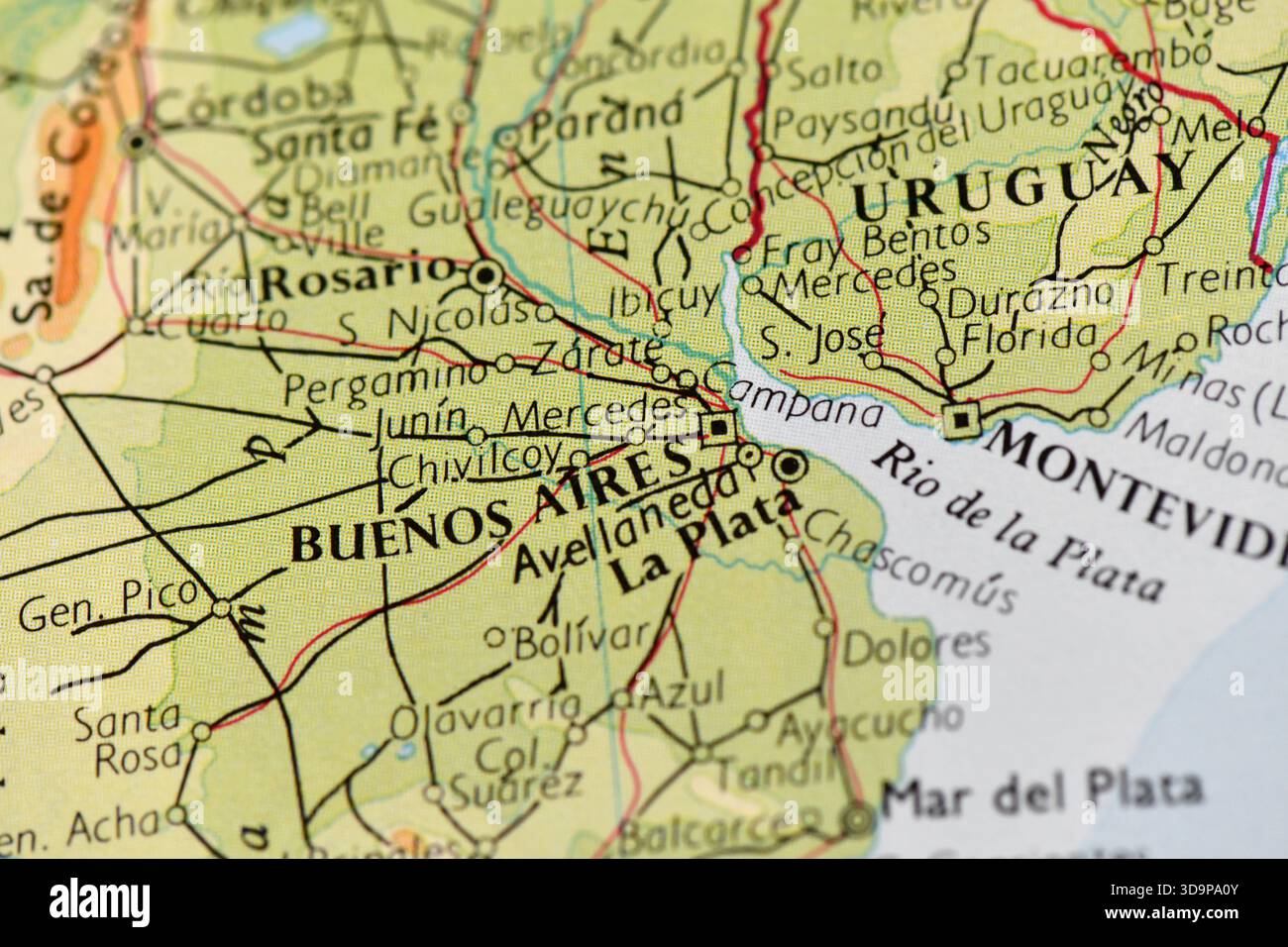 Gros plan d'une carte physique montrant Buenos Aires, le Rio de la Plata et les villes clés d'Argentine, d'Uruguay et des environs de l'Amérique du Sud. Banque D'Images